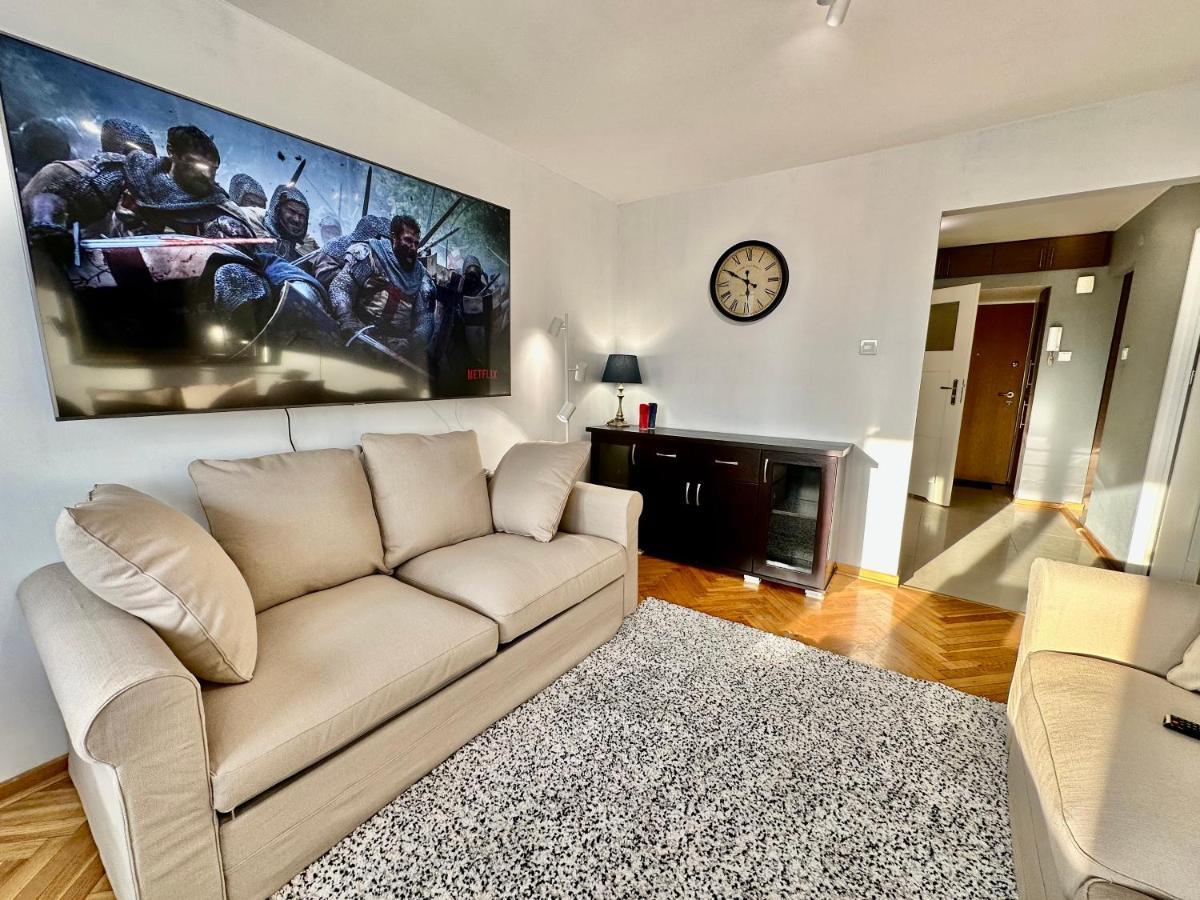 View Metro Wifi 1Gb 80'Tv Netflix Disney+ Hbo Warsawa Bagian luar foto