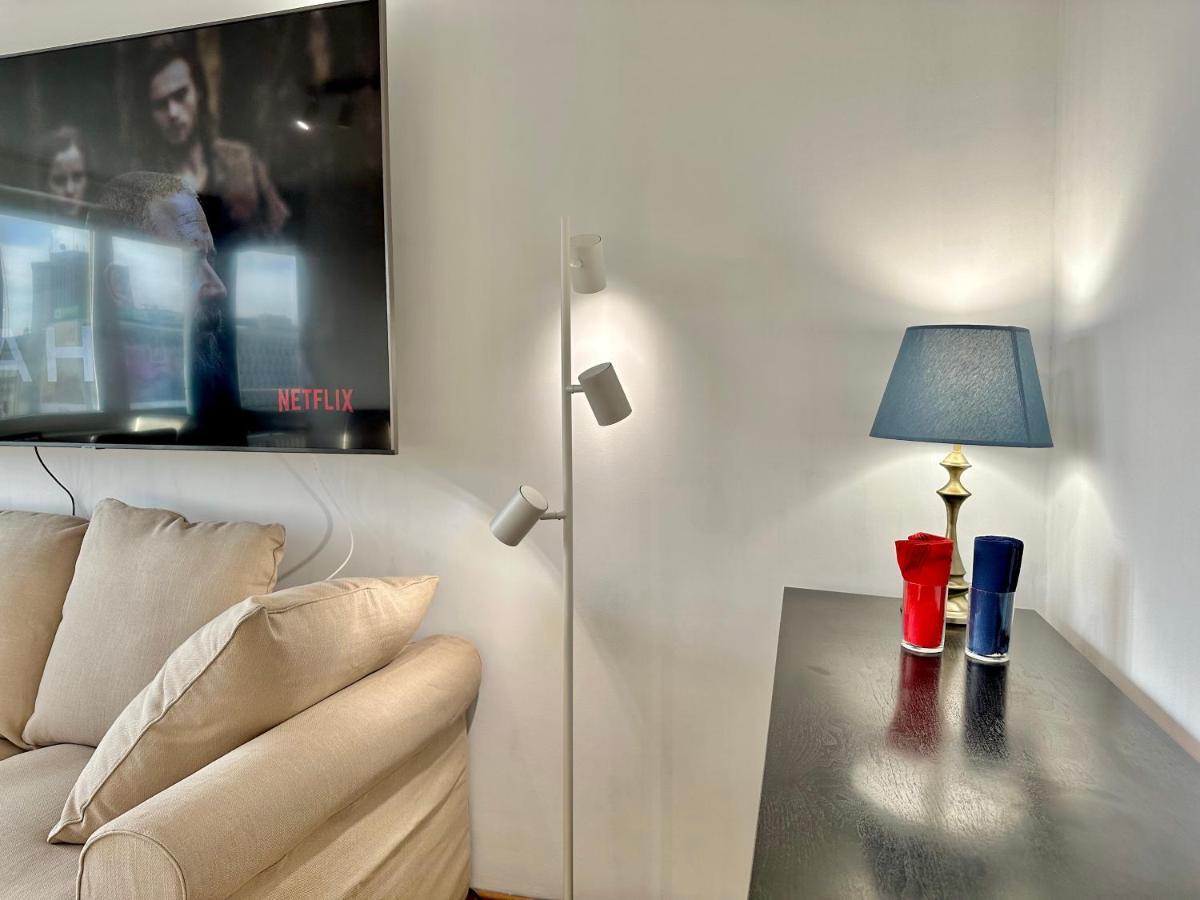 View Metro Wifi 1Gb 80'Tv Netflix Disney+ Hbo Warsawa Bagian luar foto